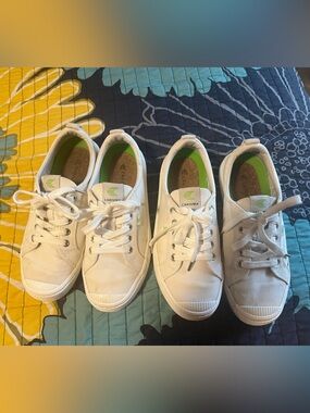 Set of 2 Cariuma white sneakers- Size 8.5
